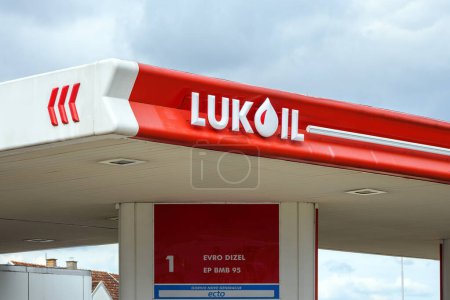 Téléchargez les photos : Apatin, Serbie - 24 juin 2023 : Logo de la station-service Lukoil. PJSC Lukoil Oil Company est une multinationale russe de l'énergie dont le siège social est à Moscou. - en image libre de droit