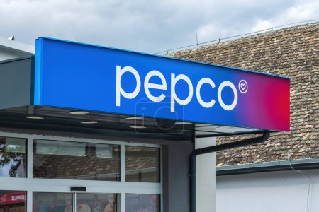 Foto de Apatin, Serbia - 24 de junio de 2023: Pepco store front logo. Pepco tiene más de 2700 tiendas en toda Europa. - Imagen libre de derechos