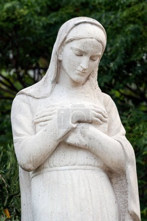 Foto de Crikvenica, Croacia - 20 de julio de 2023: Estatua de la Virgen María frente a la Iglesia de la Asunción de la Santísima Virgen María - Imagen libre de derechos