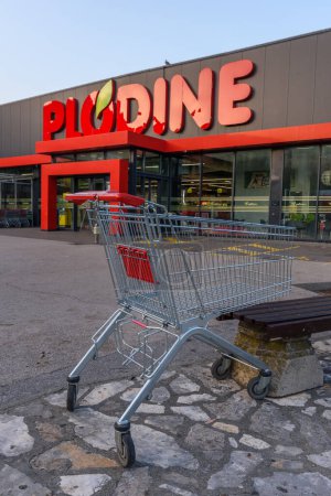 Téléchargez les photos : Crikvenica, Croatie - 19 juillet 2023 : Supermarché d'épicerie Plodine dans la ville de Crikvenica Croatie. Plodine a 96 supermarchés à travers la Croatie. - en image libre de droit