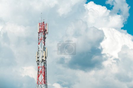 Foto de Estación base de telefonía móvil en torre de comunicación contra cielo nublado de verano - Imagen libre de derechos