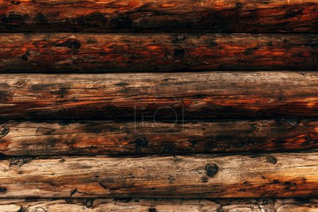 Téléchargez les photos : Wooden bungalow log cabin facade detail, texture of brown pine wood as background - en image libre de droit