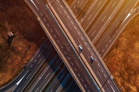 Téléchargez les photos : Vue aérienne des voitures sur le passage supérieur de l'autoroute depuis le point de vue du drone, directement au-dessus - en image libre de droit