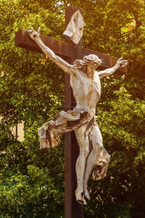 Téléchargez les photos : Statue de Jésus-Christ crucifiée sur la croix, mise au point sélective - en image libre de droit
