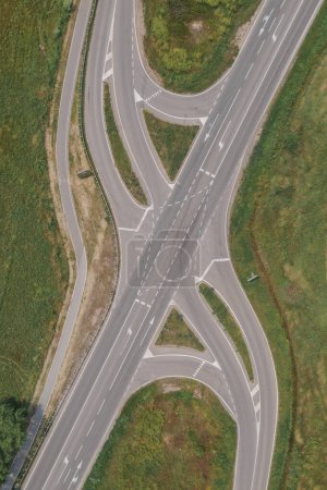 Foto de Plano aéreo de la intersección de la carretera vacía desde el punto de vista del dron, directamente arriba. - Imagen libre de derechos