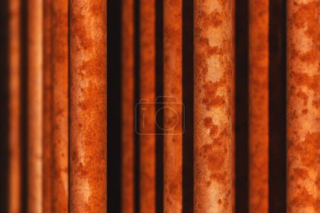 Foto de Tubos metálicos corroídos oxidados como patrón y fondo industrial, enfoque selectivo - Imagen libre de derechos