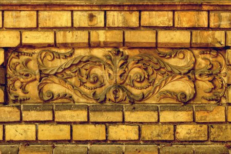 Téléchargez les photos : Décoration de façade vintage en moulage de béton sur mur de brique rustique comme fond rétro - en image libre de droit