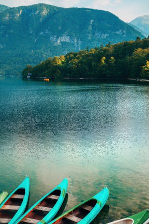 Téléchargez les photos : Bateaux de canot au lac Bohinj en Slovénie le matin d'été - en image libre de droit