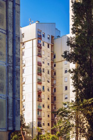 Foto de Edificios de apartamentos de condominio envejecidos, imagen vertical - Imagen libre de derechos