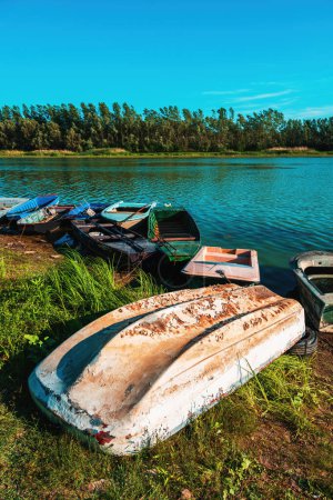 Téléchargez les photos : Vieux bateaux de pêche usés sur le Danube, accent sélectif - en image libre de droit