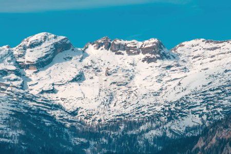 Téléchargez les photos : Pic de montagne enneigé des Alpes juliennes en hiver, paysage pittoresque de Slovénie avec ciel bleu en arrière-plan - en image libre de droit