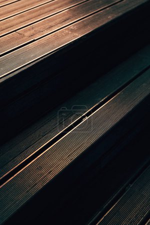 Téléchargez les photos : Escaliers en bois de platelage comme fond, motif de planche marron - en image libre de droit