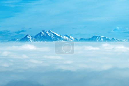 Téléchargez les photos : Hautes Alpes juliennes sommets de montagne au-dessus des nuages en Slovénie - en image libre de droit