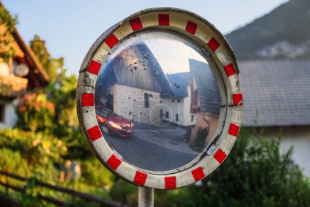 Téléchargez les photos : Vieux miroir de circulation en Slovénie, mise au point sélective - en image libre de droit