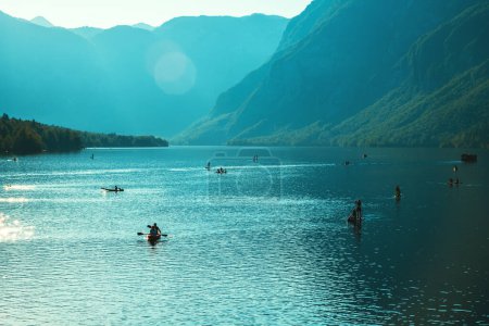 Téléchargez les photos : Lac Bohinj sports nautiques et activités de plein air récréatives en après-midi d'été - en image libre de droit