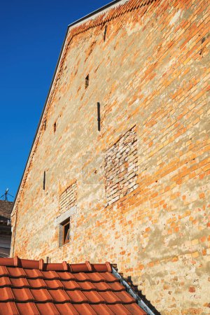 Foto de Antigua casa de ladrillo pared exterior como espacio de copia - Imagen libre de derechos