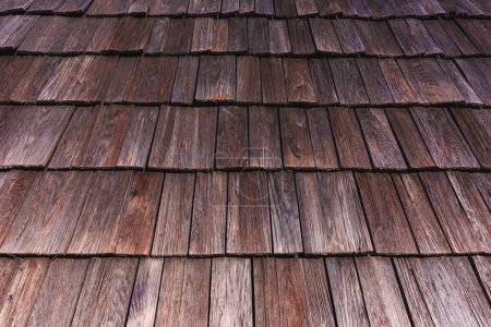 Téléchargez les photos : Porté motif de tuiles de toit en bois, détail d'une vieille toiture typique de chalet alpin slovenian comme fond - en image libre de droit