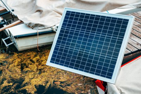 Téléchargez les photos : Panneau solaire sur un bateau de pêche, focus sélectif - en image libre de droit