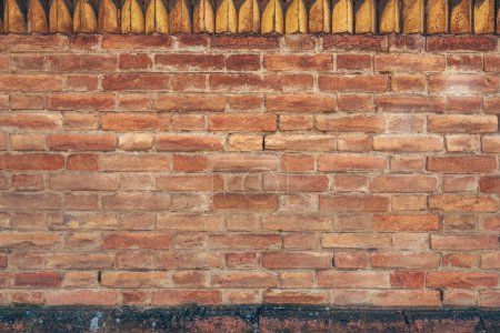 Téléchargez les photos : Texture d'un vieux motif de mur de briques comme fond urbain, surface de façade usée - en image libre de droit