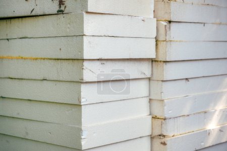 Téléchargez les photos : Panneaux isolants en mousse de polystyrène empilés sur chantier, mise au point sélective - en image libre de droit
