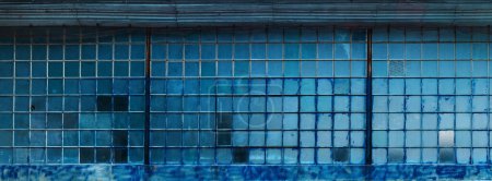 Foto de Ventanas de rejilla de almacén de fábrica antigua con vidrio roto como fondo industrial - Imagen libre de derechos