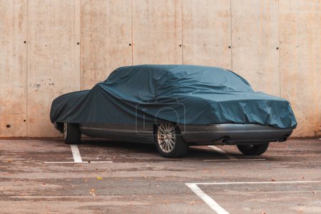 Foto de Coche en el estacionamiento con toda la cubierta impermeable del tiempo, enfoque selectivo - Imagen libre de derechos