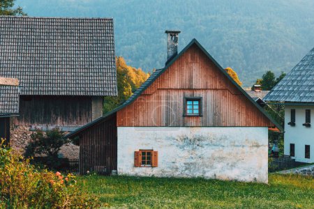 Foto de Arquitectura alpina, antigua casa de pueblo en la Eslovenia rural al atardecer de verano - Imagen libre de derechos