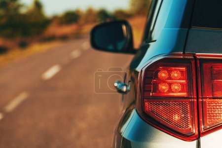 Téléchargez les photos : Feu arrière de voiture, image de mise au point sélective du feu arrière du véhicule clignotant - en image libre de droit