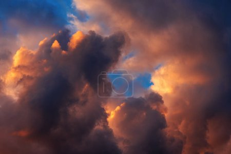 Téléchargez les photos : Ciel dramatique au coucher du soleil d'été avec des nuages vibrants comme fond naturel - en image libre de droit
