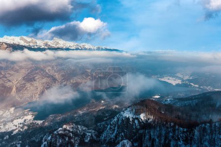 Téléchargez les photos : Lac Bohinj en hiver, vue aérienne depuis la montagne Vogel en février matin - en image libre de droit