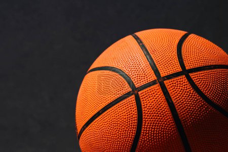 Foto de Pelota de baloncesto usada en la superficie de hormigón de la cancha al aire libre en verano - Imagen libre de derechos