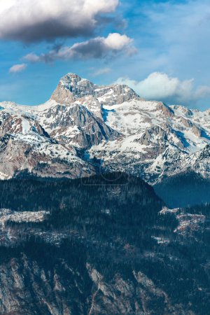 Téléchargez les photos : Montagne Triglav, haut sommet des Alpes juliennes sloveniennes en hiver en février matin - en image libre de droit