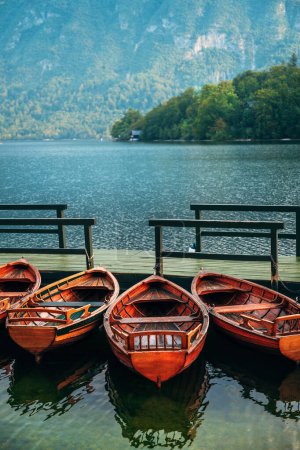 Foto de Barcos bote de madera en el lago Bohinj en Eslovenia, enfoque selectivo - Imagen libre de derechos