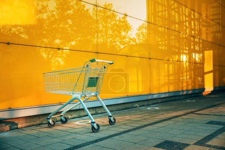 Téléchargez les photos : Chariot vide devant l'épicerie supermarché, foyer sélectif - en image libre de droit