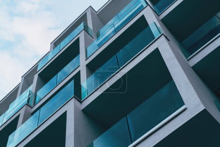 Foto de Edificio de condominios de tiempo compartido moderno con apartamentos de lujo, vista de bajo ángulo, enfoque selectivo - Imagen libre de derechos