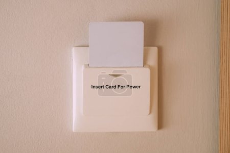 Foto de Ranura para tarjeta llave o tarjeta llave para electricidad en el apartamento, imagen de maqueta - Imagen libre de derechos