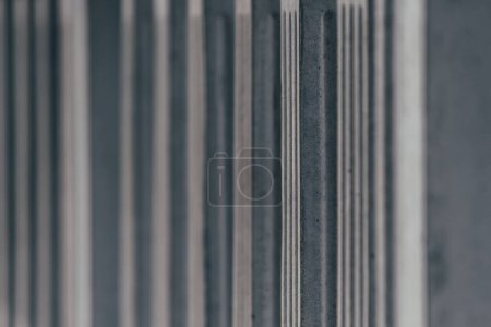 Téléchargez les photos : Balustrade en béton gris formant motif, caractéristique architecturale rétro vintage, mise au point sélective - en image libre de droit