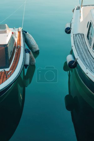 Foto de Dos barcos en puerto deportivo junto al mar, ciudad croata de Crikvenica, enfoque selectivo - Imagen libre de derechos