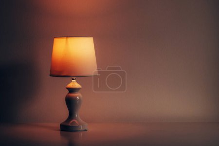 Téléchargez les photos : Lampe de table rétro vintage la nuit, espace de copie inclus - en image libre de droit