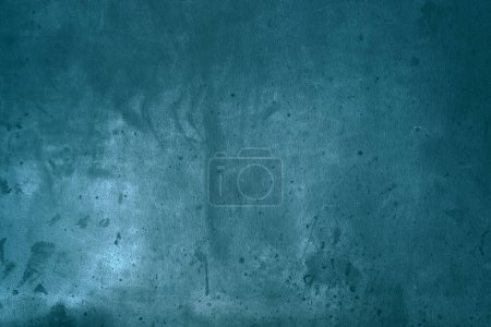 Téléchargez les photos : Texture grunge, mur gris bleu sale avec des taches et des marques de rayures comme fond et élément de design - en image libre de droit
