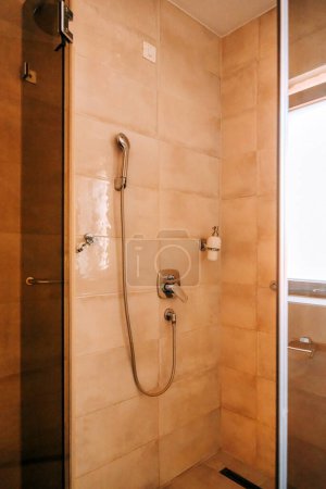 Téléchargez les photos : Cabine de douche avec panneau de verre, image verticale avec mise au point sélective - en image libre de droit