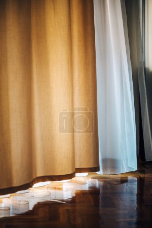 Téléchargez les photos : Rideaux ondulés dans la chambre à coucher faisant ombre de la lumière du soleil d'été, mise au point sélective - en image libre de droit