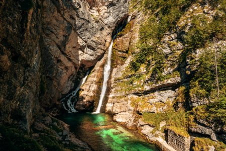 Foto de Cascada Savica en el parque nacional de Triglav en Bohinj, Eslovenia. Imagen horizontal. - Imagen libre de derechos