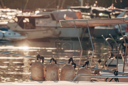 Téléchargez les photos : Canots de pêche à la marina, orientation sélective - en image libre de droit