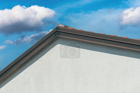 Foto de Techo a dos aguas, techo de la casa con el cielo en el fondo, enfoque selectivo - Imagen libre de derechos