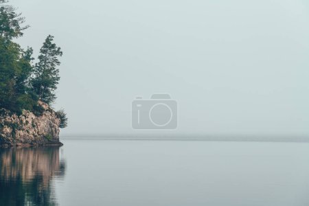 Foto de Lago Bohinj superficie de agua tranquila en la mañana nublada de verano, espacio de copia incluido - Imagen libre de derechos