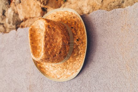 Téléchargez les photos : Chapeau de paille de fermier comme décor mural à la ferme, mise au point sélective - en image libre de droit