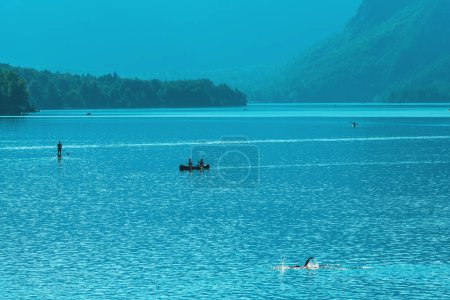 Téléchargez les photos : Activités nautiques au lac Bohinj en Slovénie, sports d'été en plein air, orientation sélective - en image libre de droit