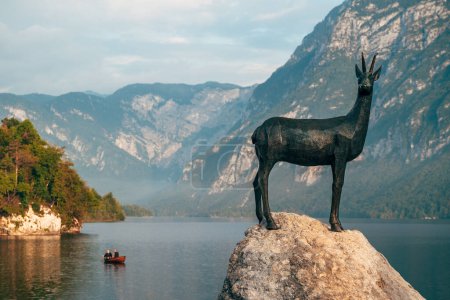 Foto de Ribcev Laz, Eslovenia - 27 de agosto de 2023: Estatua de cuerno de oro (Zlatorog) cerca del lago Bohinj es una referencia a una popular leyenda eslovena del ciervo de cuernos de oro - Imagen libre de derechos
