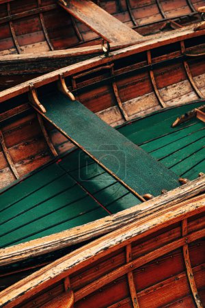 Téléchargez les photos : Dériveurs en bois amarrés à la jetée dans les eaux calmes du lac Bohinj, Slovénie. Concentration sélective. - en image libre de droit